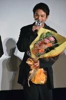 山崎まさよしから花束をプレゼントされ喜ぶ北村匠海。