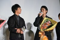 左から山崎まさよし、北村匠海。