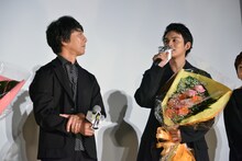 左から山崎まさよし、北村匠海。