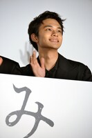 手を振る北村匠海。