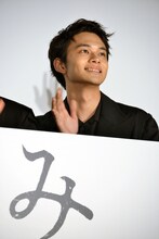 手を振る北村匠海。