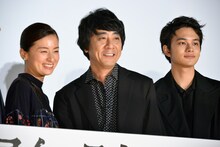 左から尾野真千子、山崎まさよし、北村匠海。