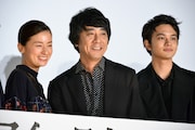 左から尾野真千子、山崎まさよし、北村匠海。