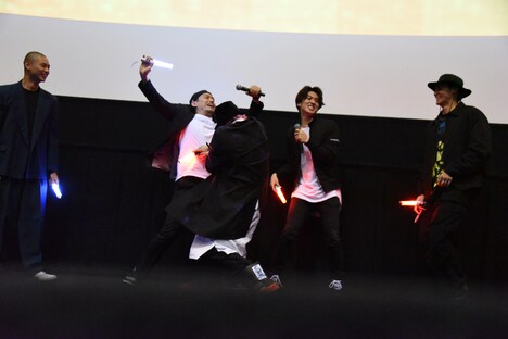 小柳心(中央奥左)をサイリウムで斬る鈴木昂秀(中央手前)。