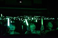 応援上映中、まっすぐなきゅうりを表現する観客たち。