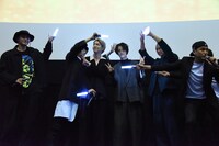 前田公輝（中央左）と塩野瑛久（中央右）を照らす登壇者たち。