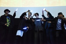 前田公輝（中央左）と塩野瑛久（中央右）を照らす登壇者たち。