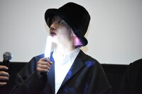 サイリウムをマイクのように使う鈴木昂秀。