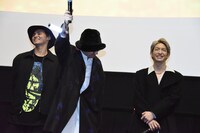 自分の名前でコールアンドレスポンスする鈴木昂秀（中央）。