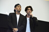 左から小柳心、荒井敦史。