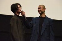 葵揚（右）にマイクを借りる塩野瑛久（左）。