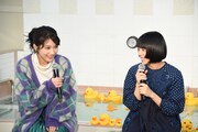 左から松本穂香、カネコアヤノ。