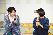 左から松本穂香、カネコアヤノ。