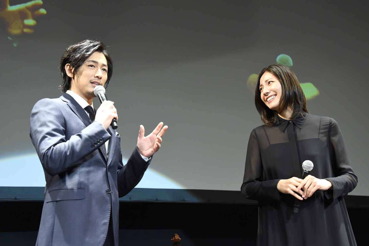 左からディーン・フジオカ、松下奈緒。