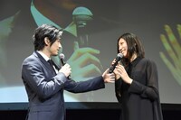 松下奈緒（右）を前にピアノを弾くことのプレッシャーを語るディーン・フジオカ（左）。