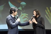 松下奈緒(右)を前にピアノを弾くことのプレッシャーを語るディーン・フジオカ(左)。