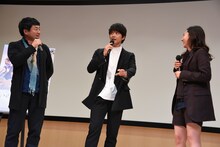 大牟田上映で瀬木直貴（左）が不安がっていたとバラしてしまう佐藤寛太（中央）。