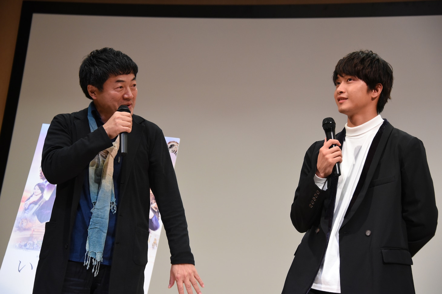 大牟田上映で瀬木直貴（左）が不安がっていたとバラしてしまう佐藤寛太（右）。