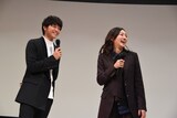 左から佐藤寛太、藤本泉。