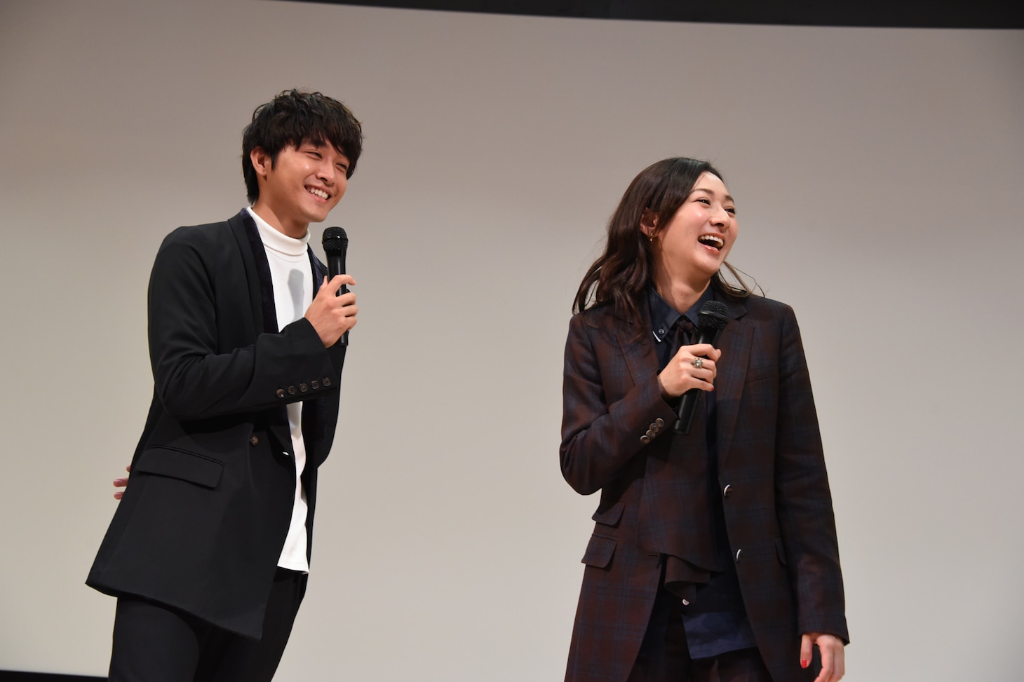 左から佐藤寛太、藤本泉。