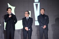 左から竹野内豊、小日向文世、音尾琢真。