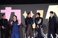 話し続ける渡辺えり（中央左）を止めようと、俳優陣がアイコンタクトする様子。