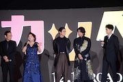 話し続ける渡辺えり(中央左)を止めようと、俳優陣がアイコンタクトする様子。