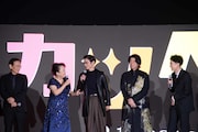 話し続ける渡辺えり(中央左)を、成田凌(右)が止める様子。