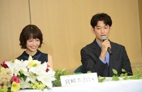「あしたの家族」製作発表会見の様子。左から宮崎あおい、瑛太。