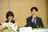 左から宮崎あおい、瑛太。