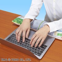 「PCクッション シン・ゴジラ ゴジラ第2形態」アームレストの使用イメージ。