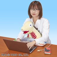 「PCクッション シン・ゴジラ ゴジラ第2形態」の使用イメージ。