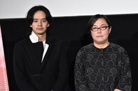 左から池松壮亮、佐藤順子。
