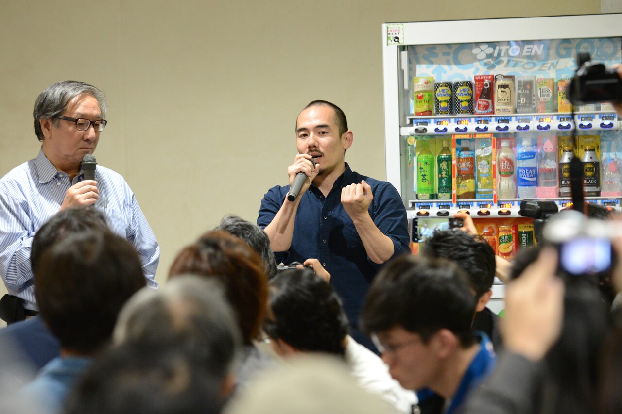 ミキ・デザキ（中央）