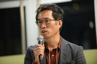 10月30日に神奈川・川崎市アートセンターで行われたオープンマイクイベントの様子。しんゆり映画祭の代表・中山周治。