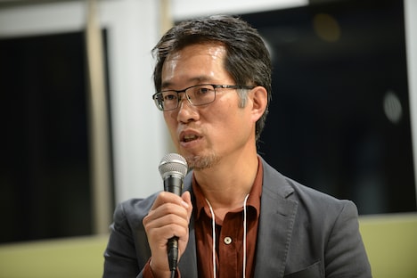 10月30日に神奈川・川崎市アートセンターで行われたオープンマイクイベントの様子。しんゆり映画祭の代表・中山周治。