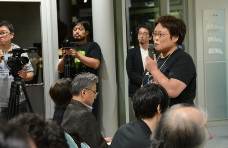 「主戦場」の上映発案者である越智あい（右）。