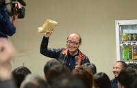 「主戦場」の上映素材を持参した木下繁貴。