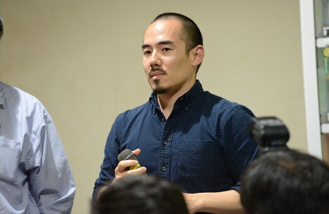 10月30日に神奈川・川崎市アートセンターで行われたオープンマイクイベントの様子。「主戦場」監督のミキ・デザキ。