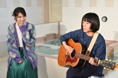 「光の方へ」を歌うカネコアヤノ（右）と、隣で聴く松本穂香（左）。