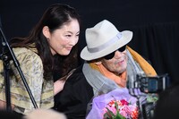 常盤貴子（左）から花束を受け取った大林宣彦（右）。