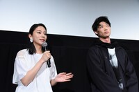 「花と雨」舞台挨拶の様子。