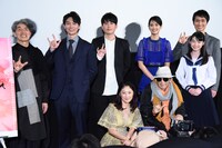 「海辺の映画館―キネマの玉手箱」舞台挨拶の様子。上段左から時計回りに、MCを務めた安藤紘平、細田善彦、細山田隆人、山崎紘菜、山崎紘菜、吉田玲、大林宣彦、常盤貴子。