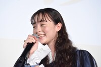 高橋海人の「モトーラの間」発言に笑うモトーラ世理奈。