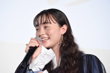 高橋海人の「モトーラの間」発言に笑うモトーラ世理奈。