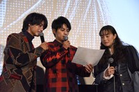 「ブラック校則」描き下ろしマンガのセリフをチェックする3人。