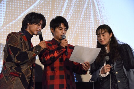 「ブラック校則」描き下ろしマンガのセリフをチェックする3人。