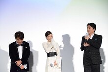 胸に手を当てて感謝する福山雅治（右）。