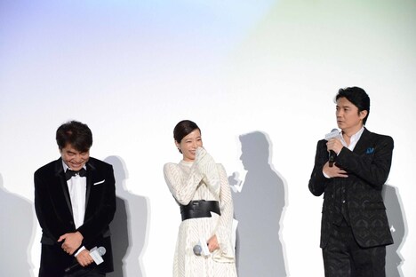 胸に手を当てて感謝する福山雅治（右）。