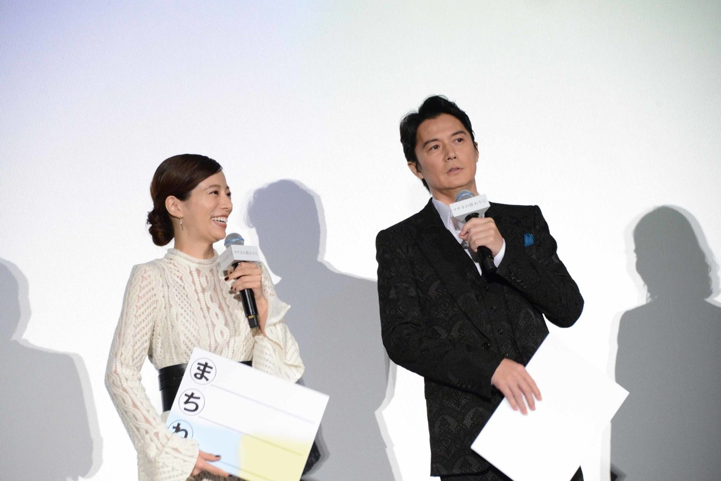 左から桜井ユキ、福山雅治。